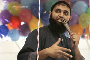 Comedian Azhar Usman performs at the Eid festival in Tinley Park, Illinois, January 2006. (copyright AP Images)