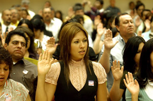 250 people recite the Oath of Allegiance to become United States citizen Friday, May 30, 2008 (AP Images)