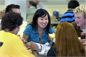 Exchange student Miroo Kim, center, of South Korea, talks with other students at the Harrisburg Academy in Pennsylvania. (© AP Images)